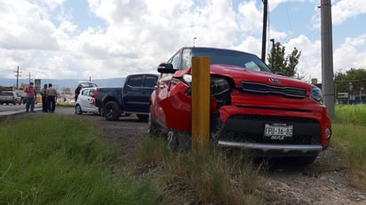 Automóvil es destrozado por el tren en Monclova 