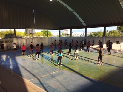 Asisten a clases de baile fitness en la deportiva