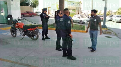 Conductor cae de su moto en Monclova y se lesiona