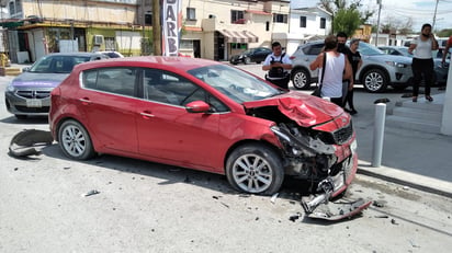 Dama causa accidente en Monclova