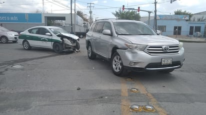 Taxi provoca fuerte percance en Monclova