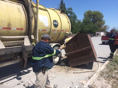 Arrojan escombros a los contenedores; se quejan