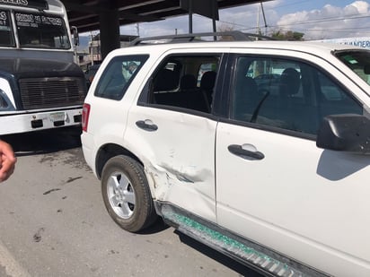 Invade carril y choca en Monclova