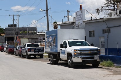 Mete reversa y choca en Monclova