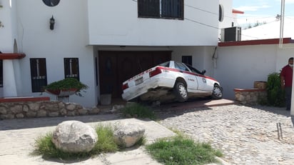 Taxista se queda sin frenos en Monclova 