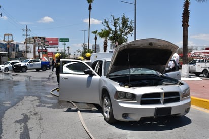 Se incendia automóvil en pleno Bulevar Pape en Monclova 