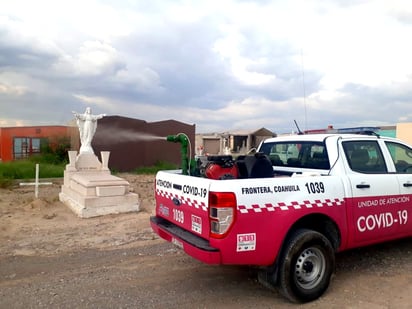 Fumigan el panteón por el día del padre