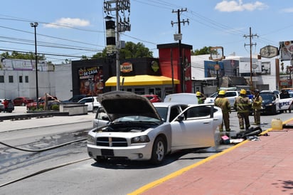 Se incendia auto sobre el Pape