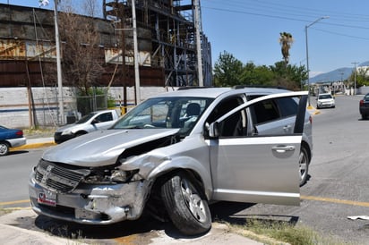 Choque en Monclova deja dos autos inservibles