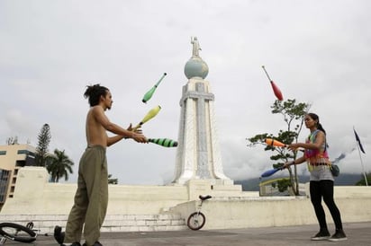 Artistas salvadoreños celebran Día del Malabarismo mostrando sus habilidades