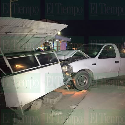 Ebrio al volante impacta tres automóviles y un puesto de tacos en Monclova; hay dos lesionados