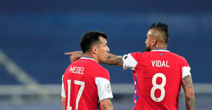 Vidal y Medel se exponen a multa de Conmebol por romper la 'burbuja' de Chile