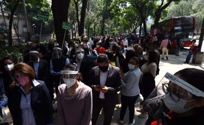 Entre bromas y risas, así fue el simulacro de sismo en Reforma 222