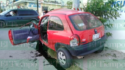 Joven se estrella contra poste en Monclova