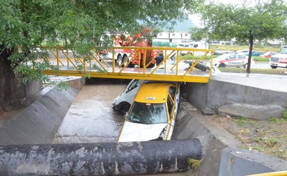 Rescatan a 3 personas atrapadas por corriente de ríos y arroyos de NL