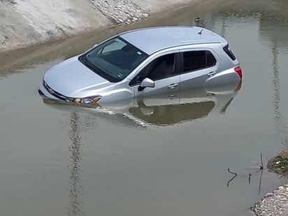 Vehículo cae al Río Monclova