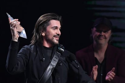 Para Juanes, un 'sueño hecho realidad' cantar en disco de Metallica