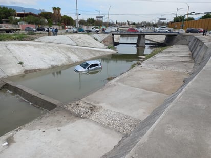 Auto cae al Río Monclova 