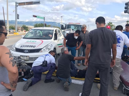 Taxi embiste a motociclista en Monclova