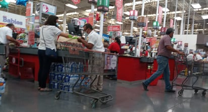 Tiendas de Monclova despiden a adultos mayores como empacadores