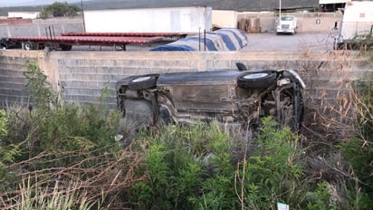 Vehículo termina volcado en la Santa Cecilia en Castaños