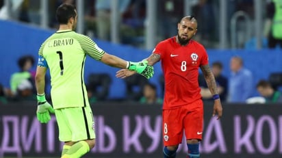 Claudio Bravo y Arturo Vidal sellan el fin de sus diferencias con un abrazo