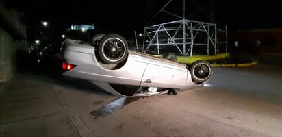 Aparatosa volcadura en la Obrera Norte de Monclova