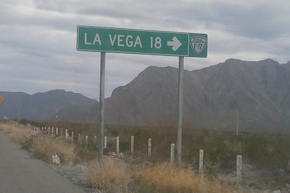 Rehabilita Estado caminos rurales de la región desierto