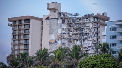 Tras derrumbe de edificio al menos 99 personas se reportan desaparecidas