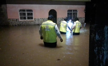 Rayo alcanza y quema una vivienda en Juchitán