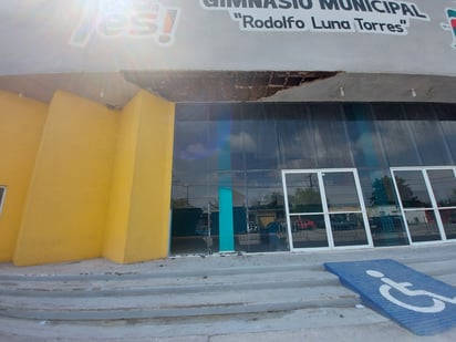 Cae un pedazo del techo del Gimnasio ‘Rodolfo Luna’