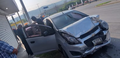 Cierra paso y ocasiona choque en Monclova