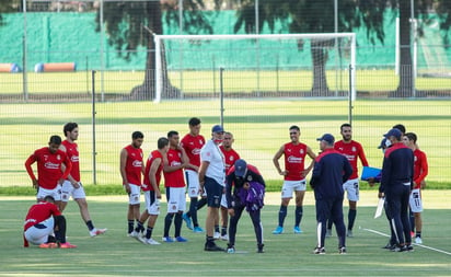 Chivas golea a Necaxa en partido amistoso