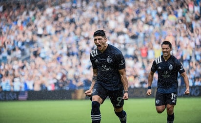 Alan Pulido marca un gol y sale lesionado minutos después