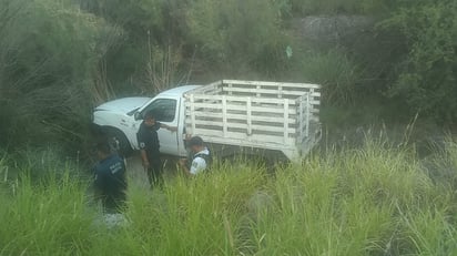 Termina entre la maleza después de volcar en Monclova