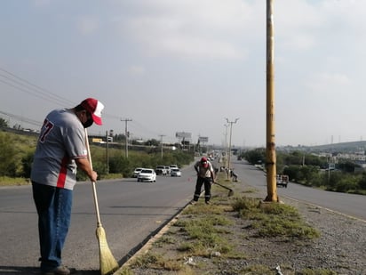 Salen autoridades a limpiar bulevares en Castaños 