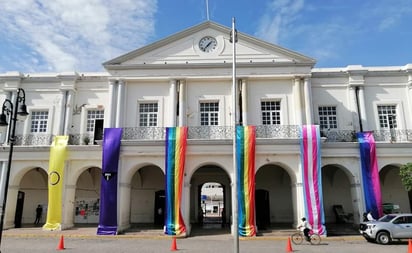 Se viste palacio de Tehuantepec con colores del orgullo LGBTTTIQ