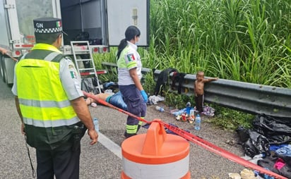 Rescatan a niño en tráiler abandonado con migrantes en Veracruz