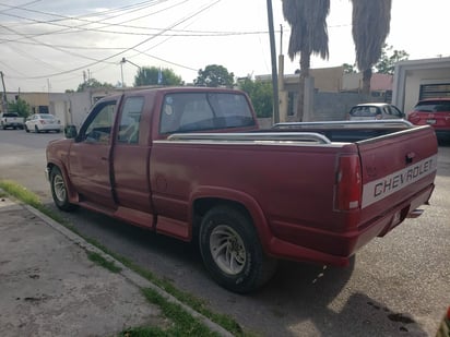 Abandonan camioneta; la desmantelan toda en Monclova