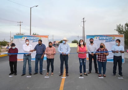 Entrega Paredes puente vehicular en Praderas, sur de Monclova