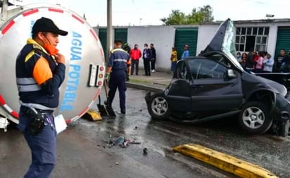 Pipa con 20 mil litros de agua vuelca y destruye camioneta en CDMX