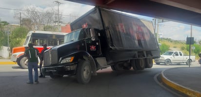 Camión se queda atorado bajo puente en Monclova 