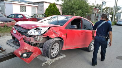 Invade carril y provoca accidente en Monclova