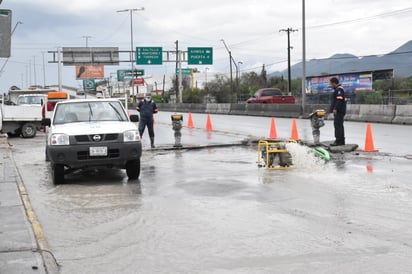 Vehículo termina atrapado en hundimiento en Pape y Puerta Cuatro de Monclova