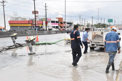 Cae vehículo en enorme socavón sobre el Pape de Monclova 