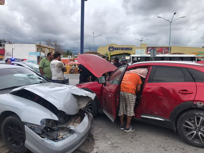 Sexagenario causa un fuerte percance en Monclova