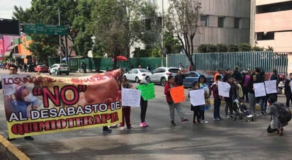 Padres de niños con cáncer bloquearon 8 horas el AICM; acusan falta de medicinas