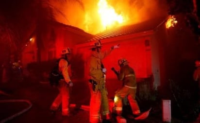 Por gran incendio evacuan a 8 mil personas en California