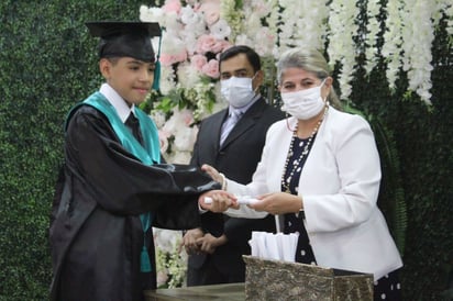 Asiste Gladys a graduación de la escuela Zaragoza