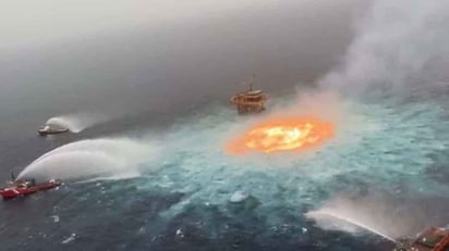 Registran incendio 'ojo de fuego' en plataforma de Pemex en Campeche